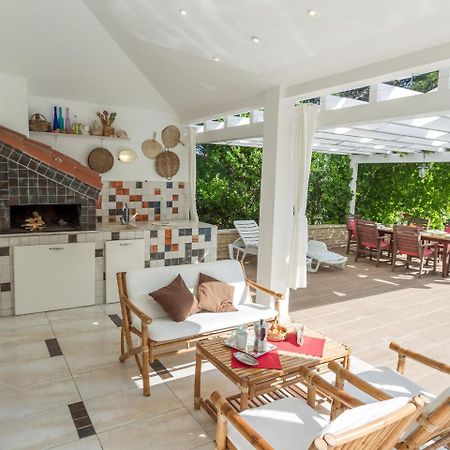 Spacious Holiday Home In Molat With Pool Brgulje Bagian luar foto