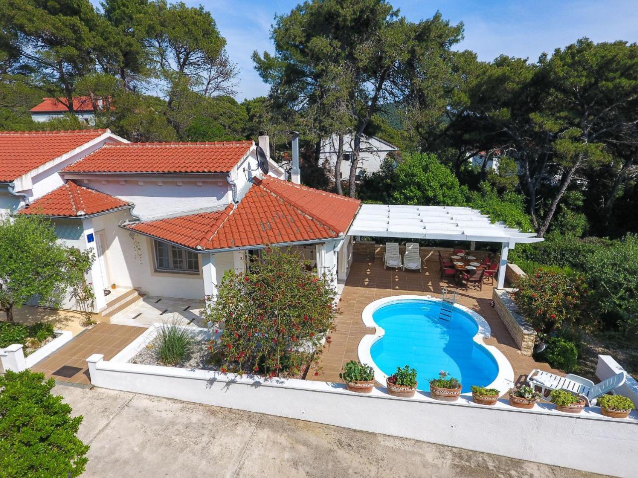 Spacious Holiday Home In Molat With Pool Brgulje Bagian luar foto