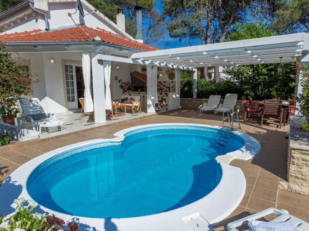 Spacious Holiday Home In Molat With Pool Brgulje Bagian luar foto