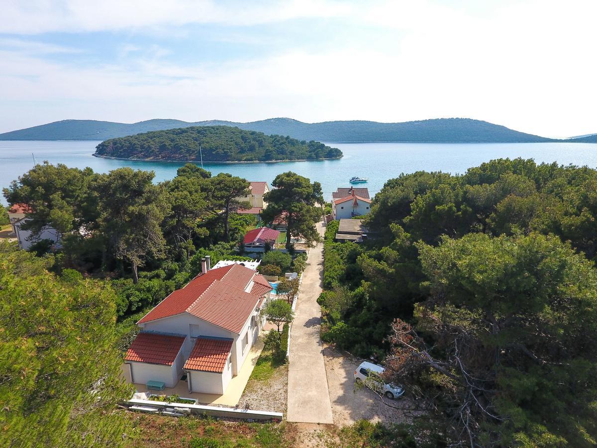 Spacious Holiday Home In Molat With Pool Brgulje Bagian luar foto