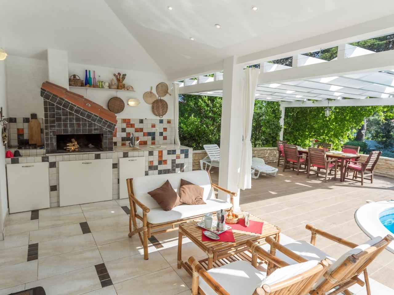 Spacious Holiday Home In Molat With Pool Brgulje Bagian luar foto